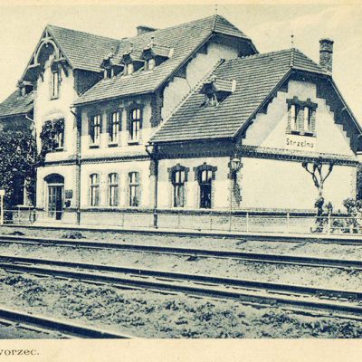 Dworzec kolejowy. Wystawiony po przedłużeniu linii do Kruszwicy w 1908 r.