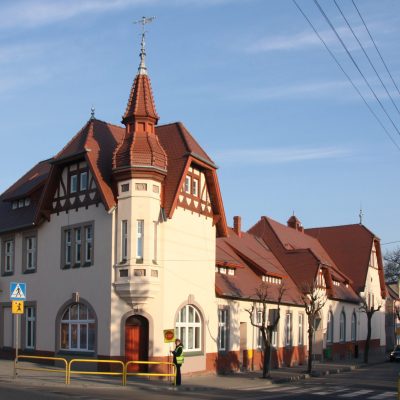Narożnik ulic Gimnazjalnej i Powstania Wielkopolskiego. Siedziba Domu Kultury w Strzelnie (2016 r.) kopia