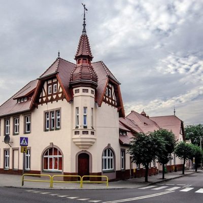 Narożnik ulic Gimnazjalnej i Powstania Wielkopolskiego. Siedziba Domu Kultury w Strzelnie po remoncie (2016 r.) kopia