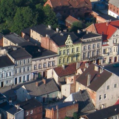Pierzeja południowa ul. Kościelnej i Rynku - widok z lotu ptaka (2004 r.)