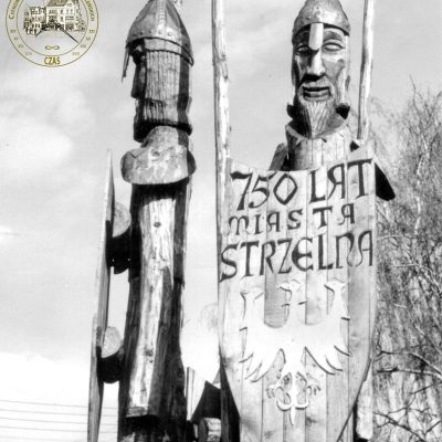 Plac Ignacego Daszyńskiego. Wojowie - dębowe rzeżby symbolizujące obchody 750-lecia nadania Strzelnu praw miejskich (1982 r.)