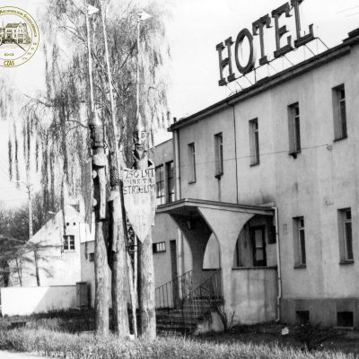 Plac Ignacego Daszyńskiego. Wojowie upamiętniający obchody 750-Lecia nadania Strzelnu praw miejskich (rzźby Jana Harasimowicza wystawione w 1982 r.)