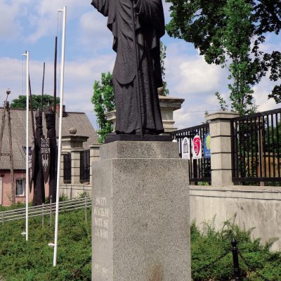 Plac Świętego Wojciecha. Patron placu i wzgórza błogosławi miastu (2005 r.) kopia