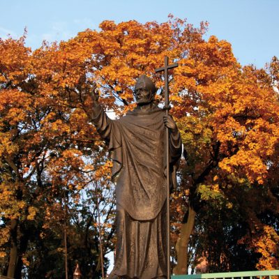 Plac Świętego Wojciecha. Pomnich w jesiennej scenerii (2008 r.) kopia