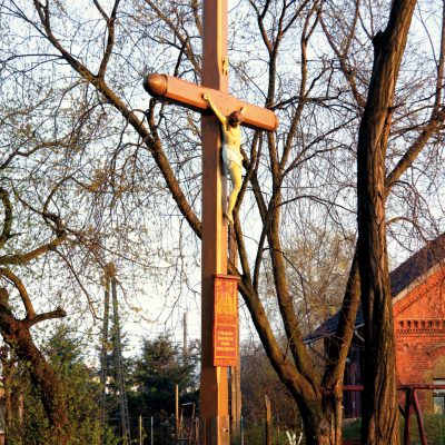 Plac Świętokrzyski. Krzyż wystawiony w 2011 r. w miejscu starego znaku wiary - w miejscu dawnej kaplicy pw. Świętego Krzyża (2011 r.)
