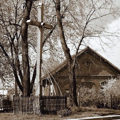 Plac Świętokrzyski. Krzyż wystawiony w miejscu dawnej kaplicy pw. Świętego Krzyża (2003 r.)