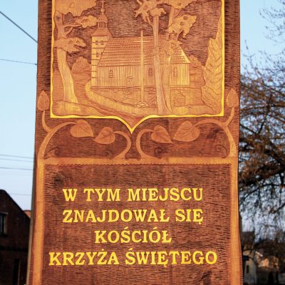 Plac Świętokrzyski. Tablica inskrypcyjna na krzyżu wystawionym w 20011 r.