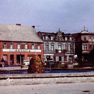 Rynek, pierzeja zachodnio-północna z fontanną (lata 70) kopia