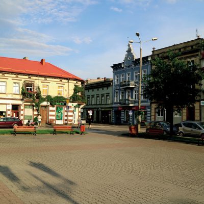 Rynek w blasku zachodzącego słońca - wlot w ul. Kościelną (2020 r.) kopia