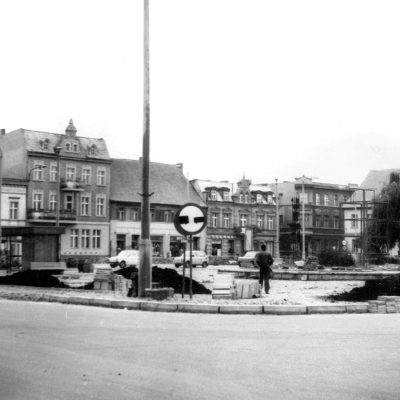 Rynek. Remont płyty. Widok od strony ul. Kościelnej (1985 r.) kopia