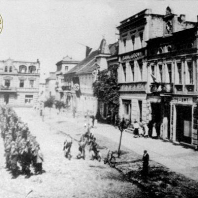 Rynek. Strzelno pod okupacją - zbiórka przed Urzędem Pracy (pierzeja północna) kopia
