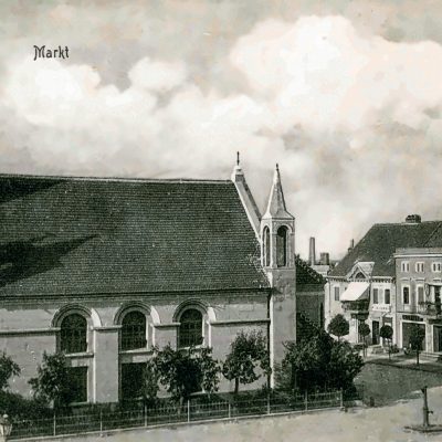 Rynek. Zbór ewangelicki i fragment pierzei wschodniej z lokalem Wojciecha Rucińskiego (ok. 1910 r.) kopia