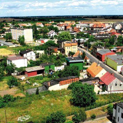 Strzelno. Część środkowa ul. A. A. Michelsona z wieży ciśnień (2006 r.)
