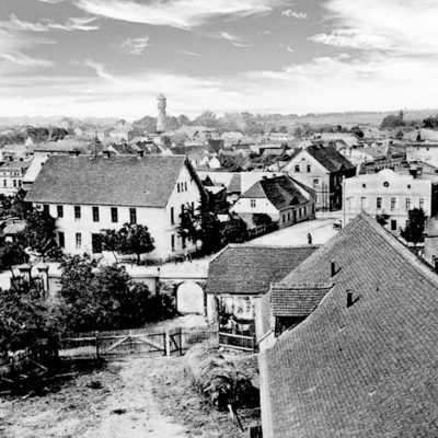Strzelno. Panorama miasta Strzelna, widok z wieży rotundy pw. św. Prokopa - początek lat 20. XX w. (Na pierwszym planie zabudowania folwarku proboszczowskiego)