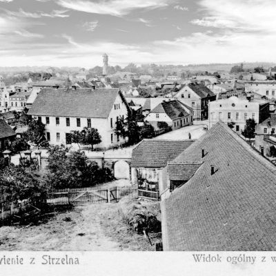 Strzelno. Pocztówka z widokiem z wieży rotundy pw. św. Prokopa - początek lat 20. XX w. (Na pierwszym planie zabudowania folwarku proboszczowskiego)