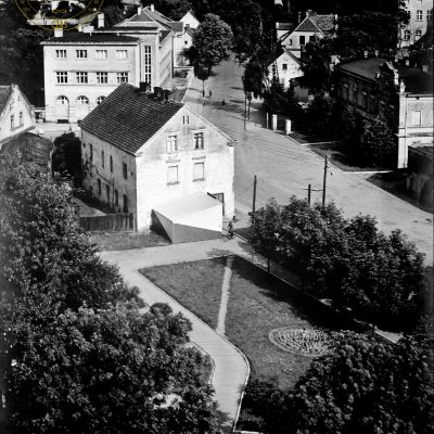 Strzelno. Widok z wieży ciśnień na Plac Daszyńskiego i ul. Powstania Wielkopolskiego (lata 60. XX w.)