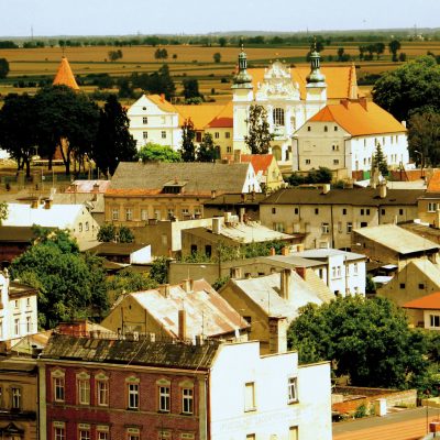 Strzelno. Widok z wieży ciśnień na Wzgórze Świętego Wojciecha i zespół poklasztornu sióstr norbertanek (2006 r.) kopia