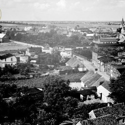Strzelno. Widok z wieży ciśnień na część północną miasta (lata 60. XX w.)
