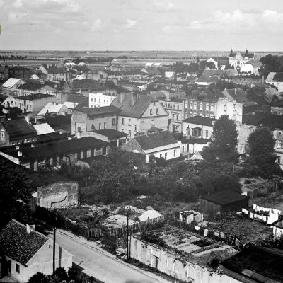 Strzelno. Widok z wieży ciśnień na część północno-wschodnią miasta (lata 60. XX w.)