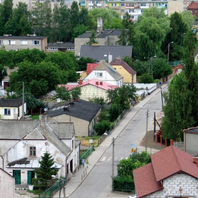 Strzelno. Widok z wieży ciśnień na środkową część ul. T. Kościuszki (2006 r.) kopia