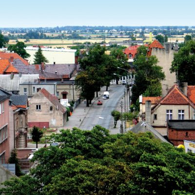 Strzelno. Widok z wieży ciśnień na ul. Powstania Wielkopolskiego (2006 r.) kopia