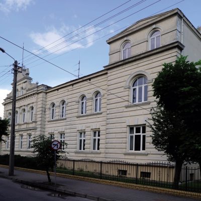 Ulica Gimnazjalna - budynek Liceum Ogólnokształcącego (2020 r.) kopia