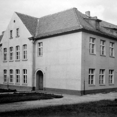 Ulica Gimnazjalna. Budynek Szkoły Podstawowej nr 1 (lata 60. XX w.) kopia