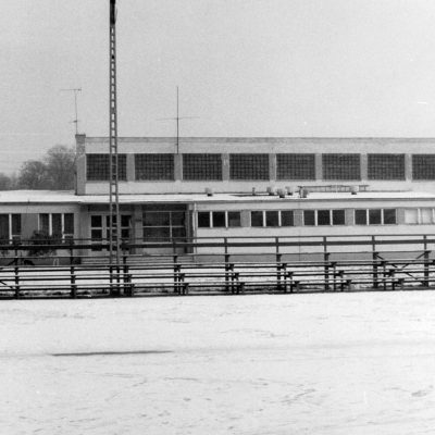 Ulica Gimnazjalna. Sala gimnastyczna z boiskiem do piłki ręcznej przy LO (lata 80. XX w.) kopia