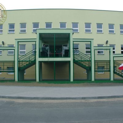 Ulica Gimnazjalna. Wwjście główne do hali sportowej przy Gimnazjum z Oddziałami Dwujęzycznymi im. Jana Dałkowskiego (4 września 2006 r.)