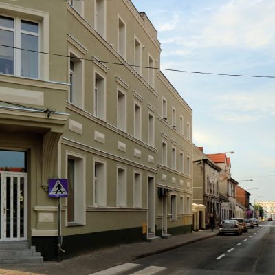 Ulica Inowrocławska. Odcinek południowy ulicy z odnowionymi kamienicami Barczykowskich (2020 r.)