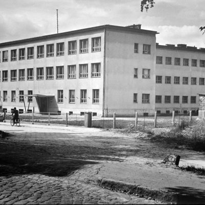Ulica Kardynała Stefana Wyszyńskiego. Szkoła Podstawowa (1965 r.)