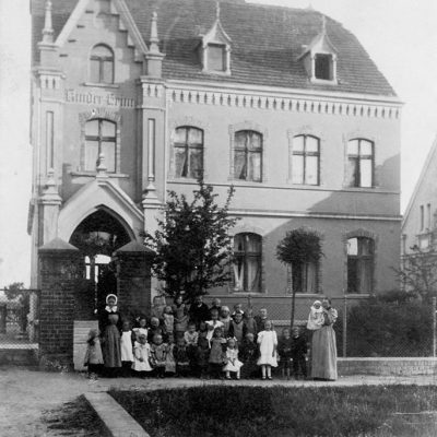 Ulica Kolejowa nr 5. Kinderheim - Dom Dziecka. Ewangelicka ochronka dla dzieci (ok. 1905 r.)