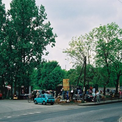 Ulica Kolejowa, róg z ulicą Raj. Plac targowy (lata 90. XX w.)