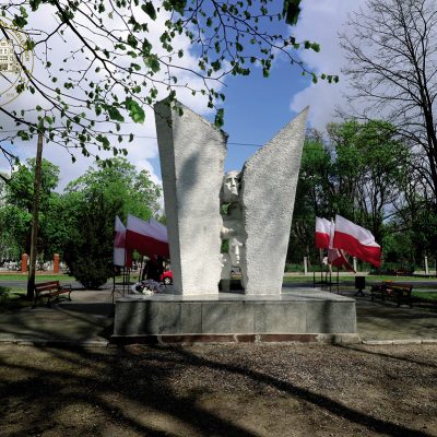 Ulica Kolejowa. Pomnik pomordowanych mieszkańców Strzelna i okolicy w latach okupacji (2020 r.)
