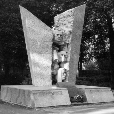 Ulica Kolejowa. Pomnik pomordowanych mieszkańców Strzelna i okolicy w latach okupacji (lata 70. XX w.)