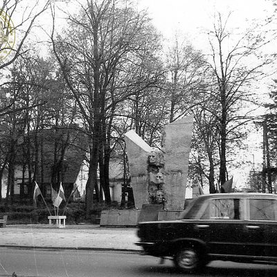 Ulica Kolejowa. Pomnik pomordowanych mieszkańców Strzelna i okolicy w latach okupacji (lata 80. XX w.)