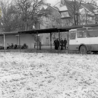 Ulica Kolejowa. Przystanek autobusowy przy byłym dworcu kolejowym