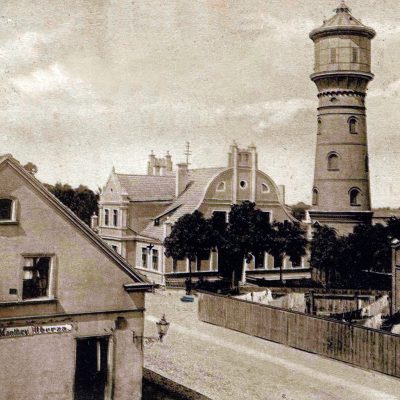 Ulica Kolejowa. Widok na wierzę wodociągową, Szkołę Wydziałową i oberżę Mantheya (ok. 1915 r.)