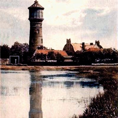 Ulica Kolejowa. Wieża wodociągowa i staw glinianka (ok. 1905 r.)