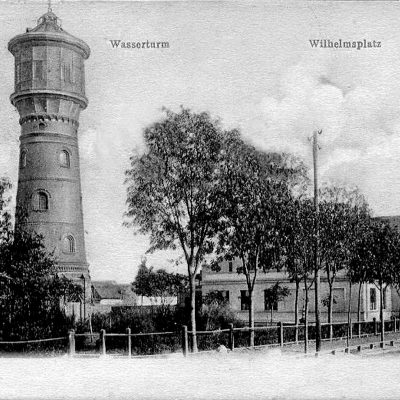 Ulica Kolejowa. Wieża wodociągowa, park Wilhelma i budynek Szkoły Wydziałowej (ok. 1910 r.)