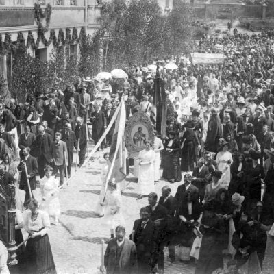 Ulica Kościelna w dniu Bożego Ciała (Ok. 1910 r.). kopia