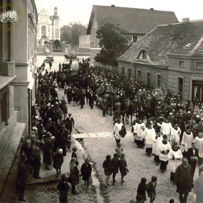 Ulica Kościelna. Rok 1930, pogrzeb dr. Jakuba Cieślewicza (2) kopia