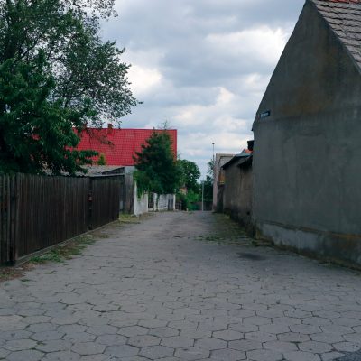 Ulica Krzyżowa. Łączy ul. Cestryjewską z ul. Lipową, przecinając w połowie ul. Świętego Andrzeja