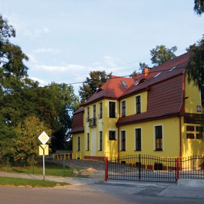 Ulica Parkowa 10. Dawny dwór ziemiański, obecnie Ośrodek Szkolno-Wychowawczy dla Dzieci i Młodzieży im. dra. Jakuba Cieślewicza, frontowa elewacja północna (2011 r.)