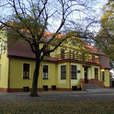 Ulica Parkowa 10. Dawny dwór ziemiańskie, elewacja południowa ogrodowa (2011 r.)