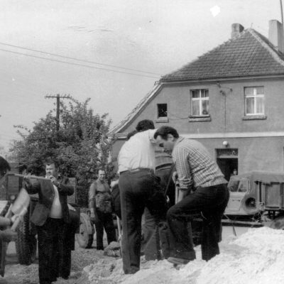 Ulica Parkowa. Budowa nowej ulicy przed byłą służbówką dyrektorską (1977 r.)