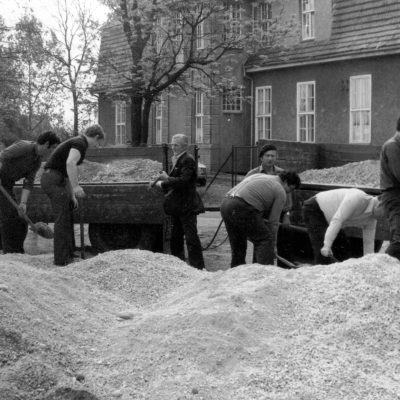 Ulica Parkowa. Budowa nowej ulicy przed pałacem ziemiańskim (1977 r.)