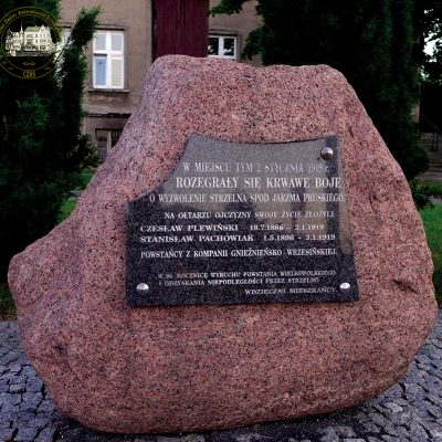 Ulica Powstania Wielkopolskiego, obelisk pamiątkowy przed Szpitalem Powiatowym w Strzelnie. kopia