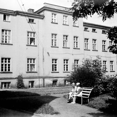 Ulica Powstania Wielkopolskiego. Fasada ogrodowa szpitala kopia