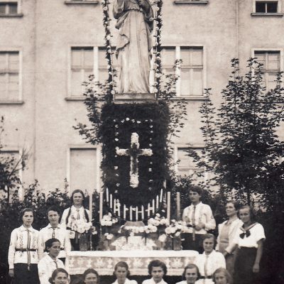Ulica Powstania Wielkopolskiego. Figura NSPJ przed szpitalem i opiekunki jej Młode Polki (lata 30. XX w.) kopia